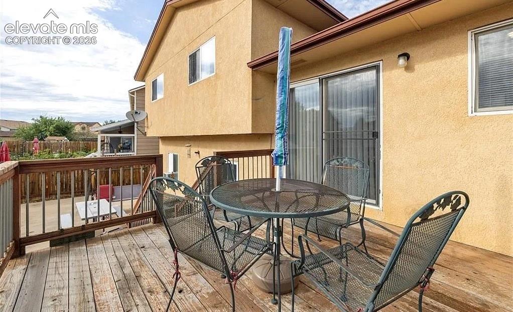 Image 18 of 20: Deck