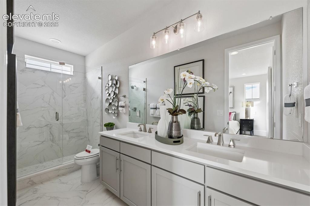 Image 18 of 21: Bathroom