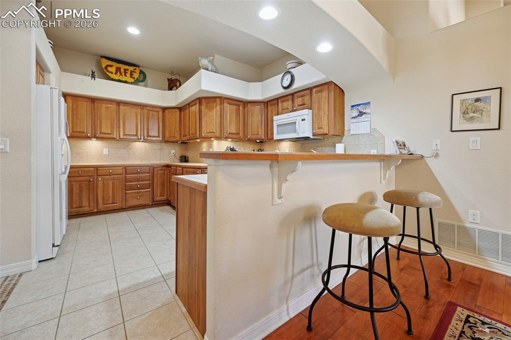 Image 16 of 45: Bright Kitchen