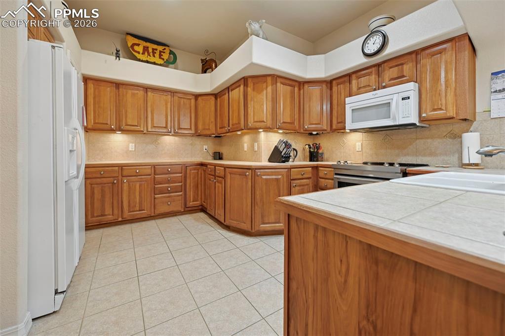 Image 17 of 45: Kitchen