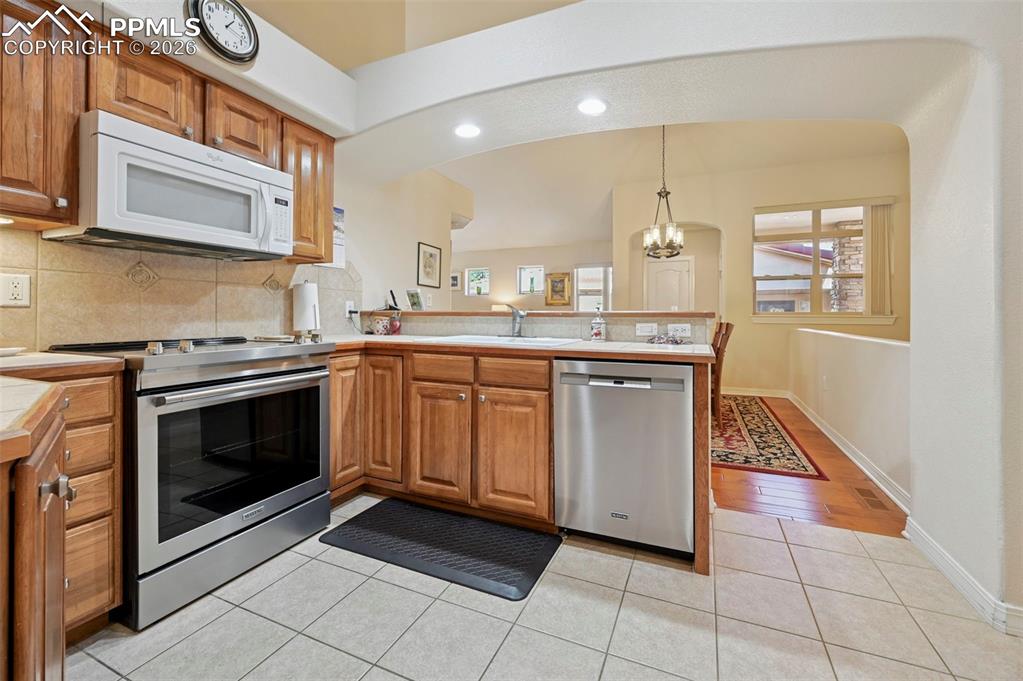 Image 18 of 45: Kitchen with appliancdes