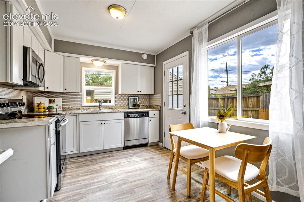 Image 10 of 30: Kitchen
