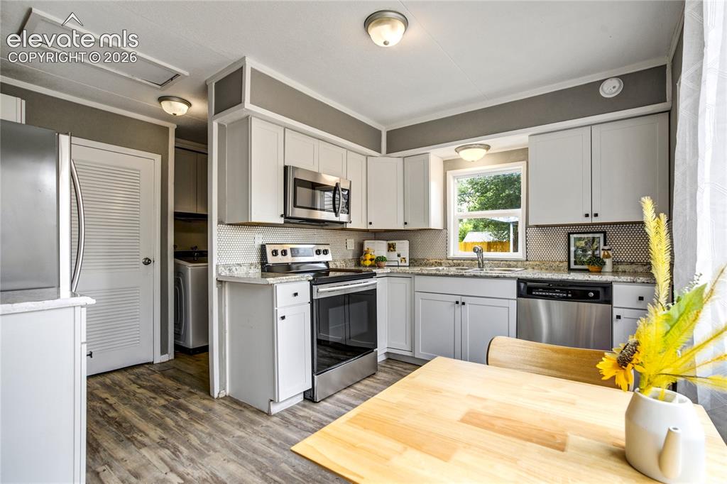 Image 11 of 30: Kitchen