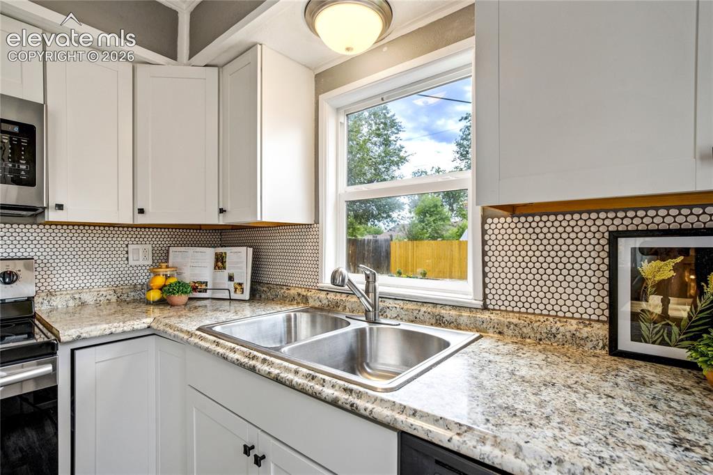 Image 12 of 30: Kitchen