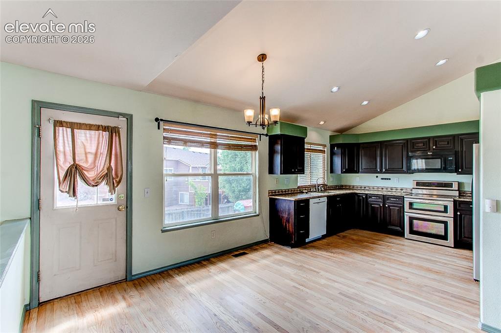 Image 10 of 24: Kitchen