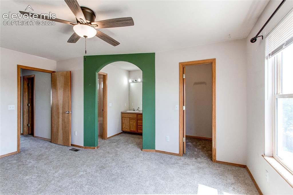 Image 14 of 24: Bedroom