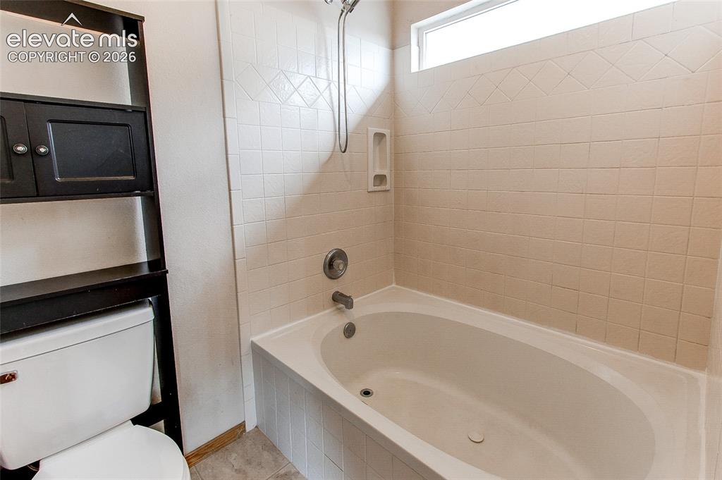 Image 16 of 24: Bathroom