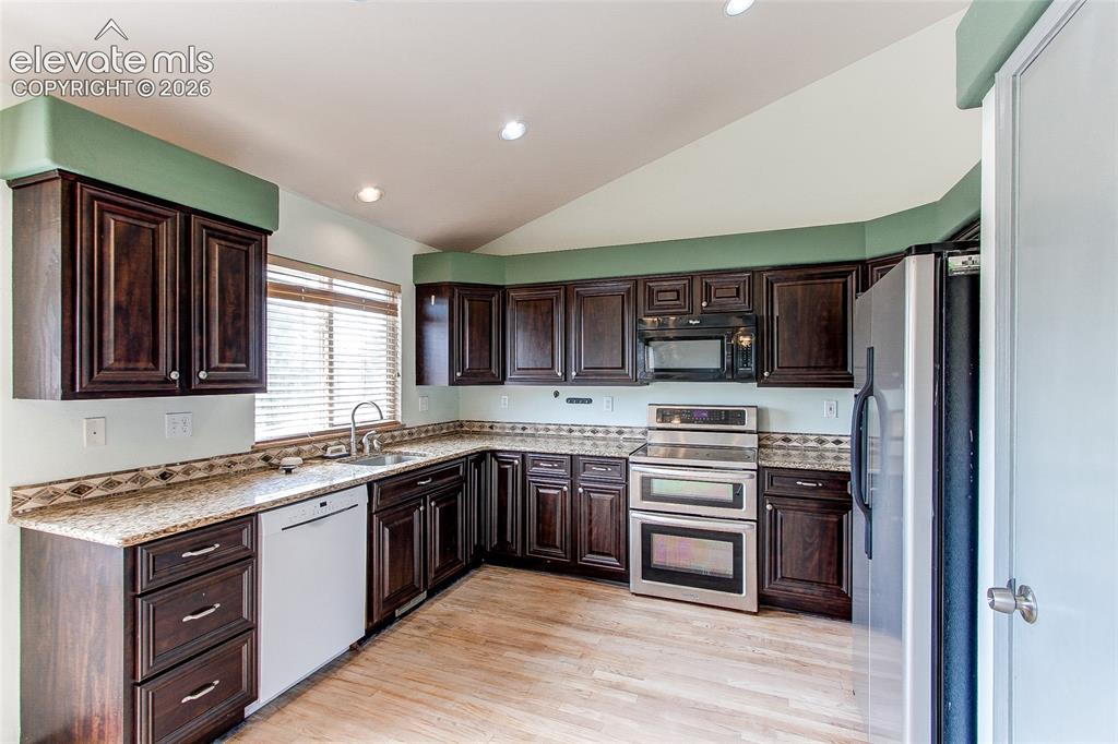 Image 8 of 24: Kitchen