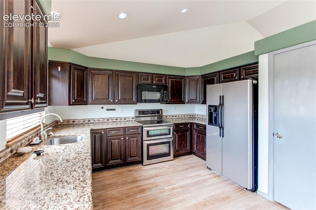 Image 9 of 24: Kitchen