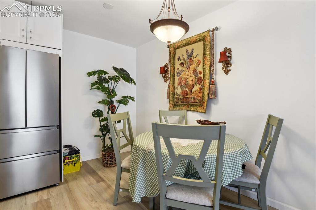Image 13 of 36: Dining space