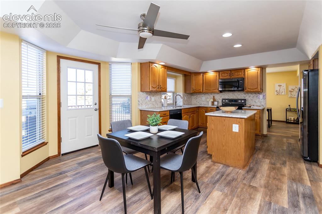 Image 16 of 47: Dining Area