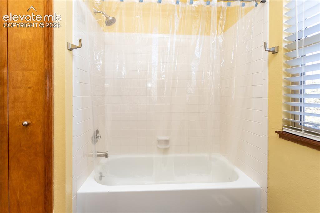 Image 38 of 47: Bathroom