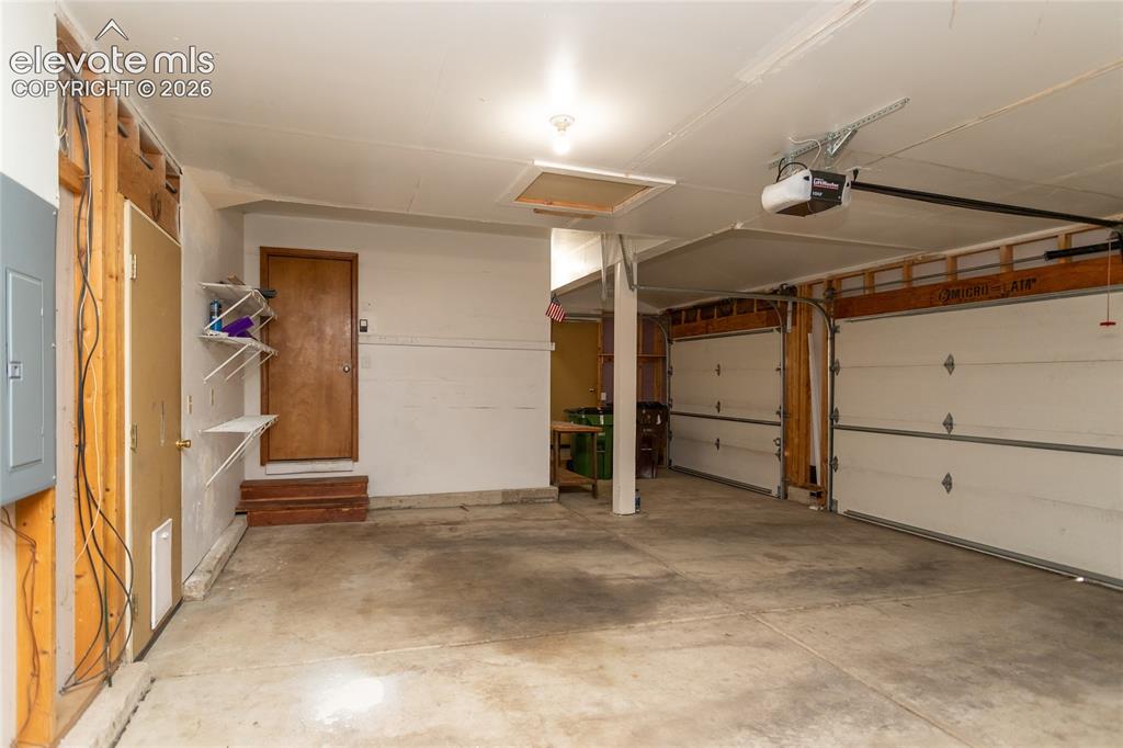 Image 44 of 47: Garage
