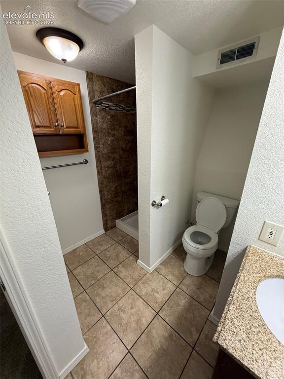 Image 18 of 29: Bathroom