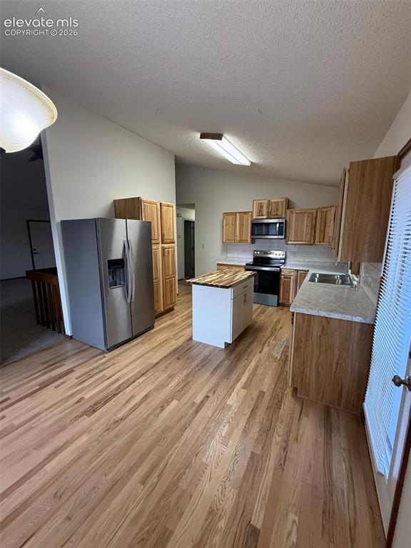 Image 4 of 29: Kitchen