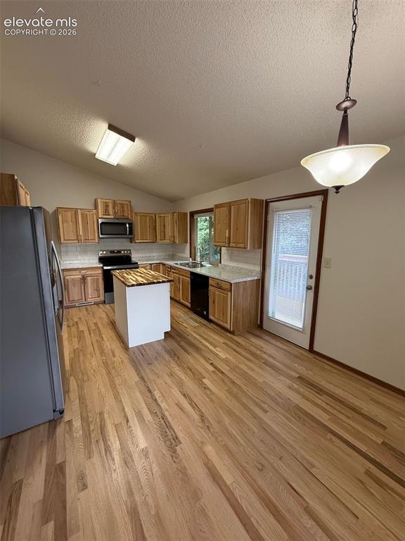 Image 5 of 29: Kitchen