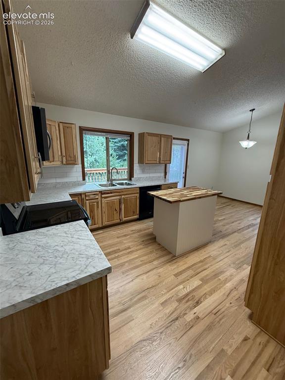 Image 6 of 29: Kitchen