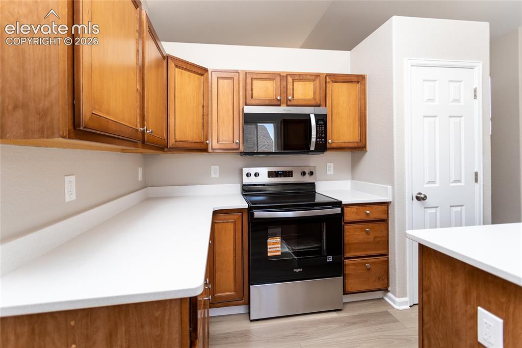 Image 20 of 39: All stainless steel appliances stay!