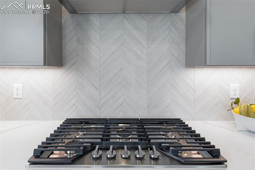 Image 10 of 50: Kitchen