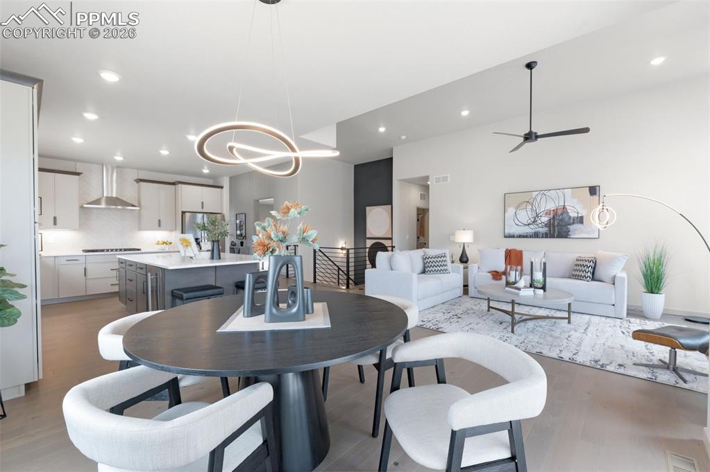 Image 11 of 50: Dining Area