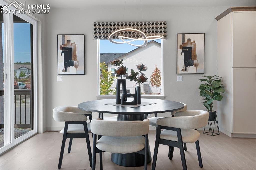 Image 12 of 50: Dining Area