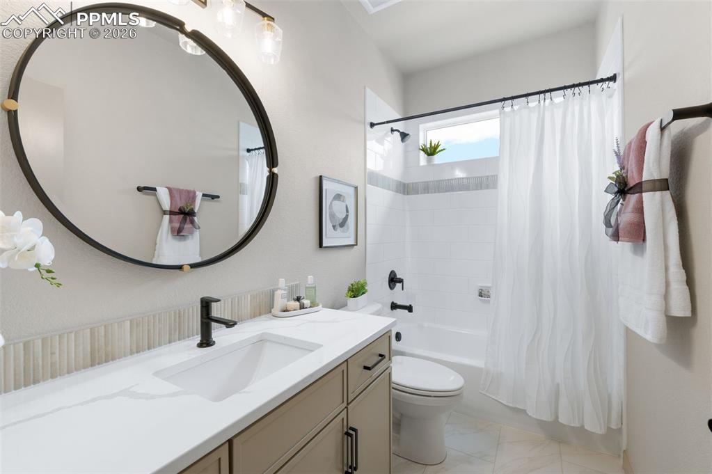 Image 18 of 50: Bathroom