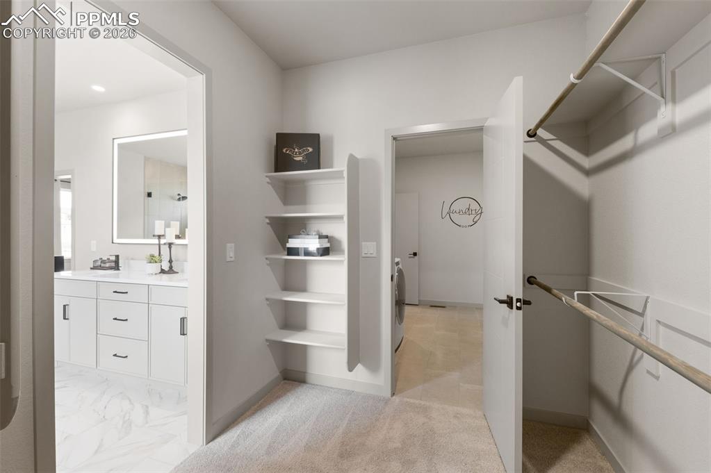 Image 27 of 50: Closet