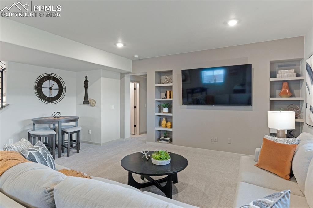 Image 35 of 50: Family Room