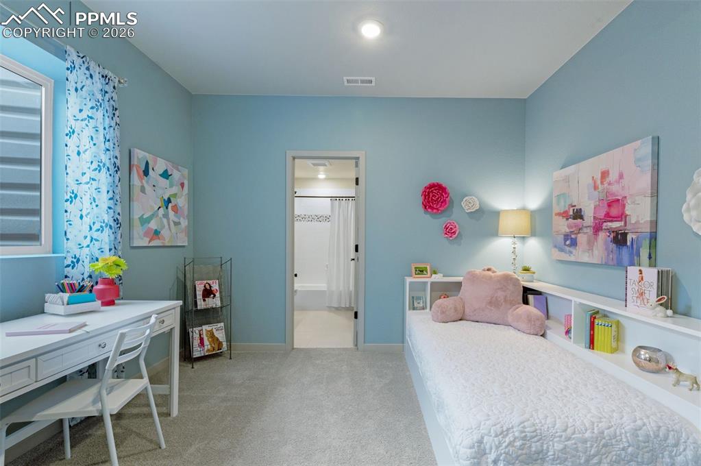 Image 38 of 50: Bedroom