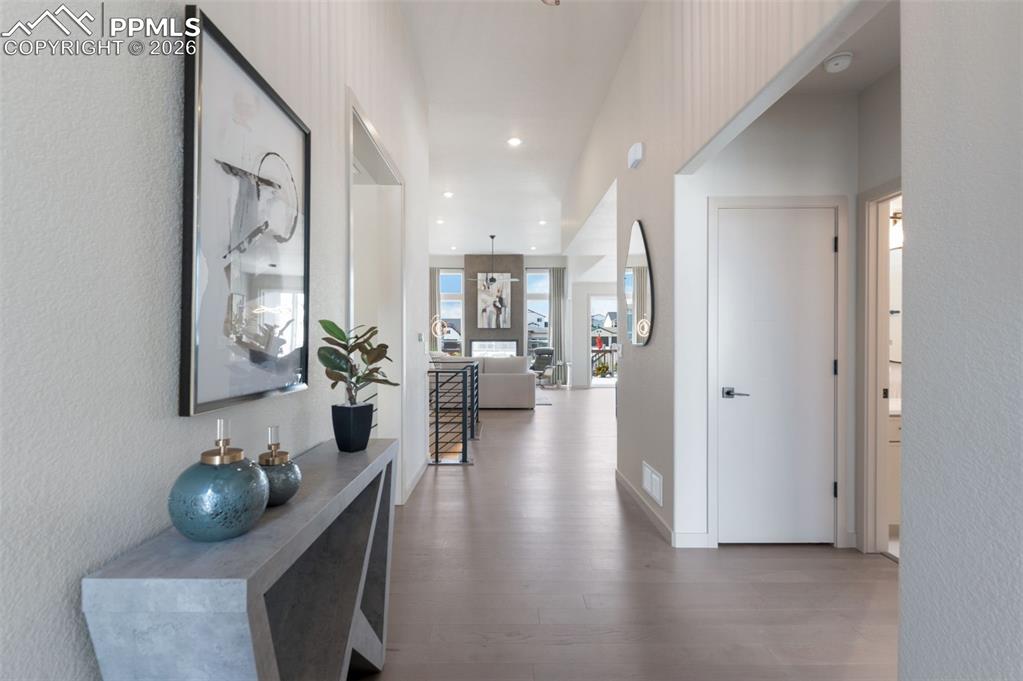 Image 4 of 50: Entry