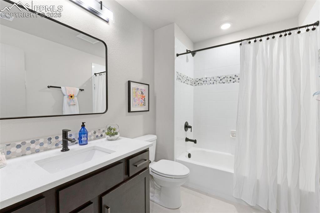 Image 40 of 50: Bathroom