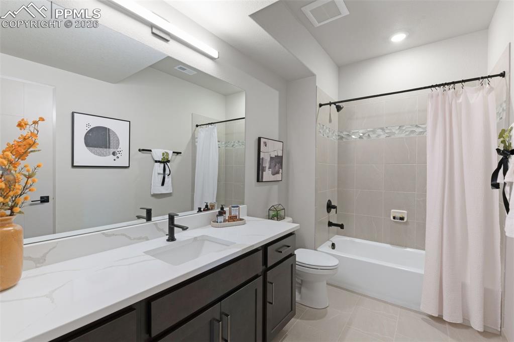 Image 43 of 50: Bathroom