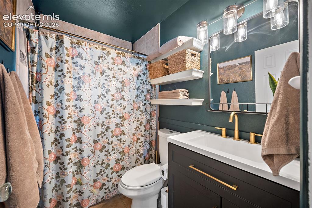 Image 13 of 23: Bathroom