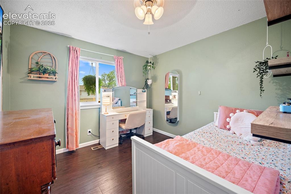 Image 14 of 23: Bedroom