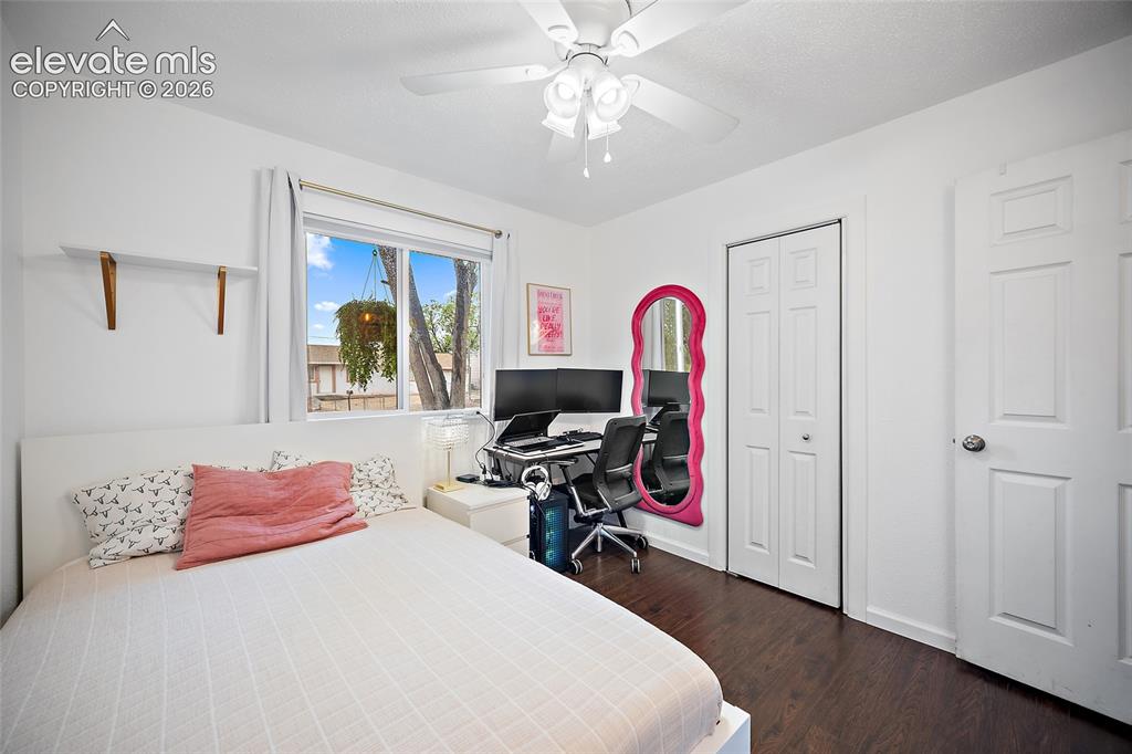 Image 16 of 23: Bedroom