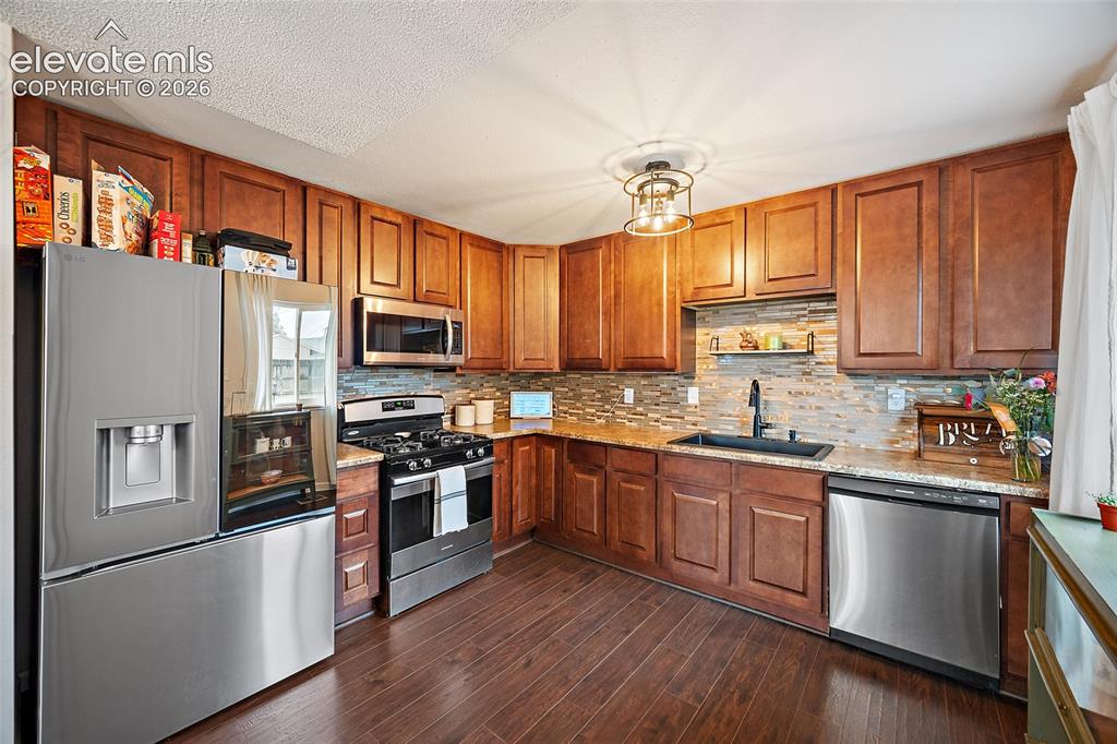 Image 3 of 23: Kitchen