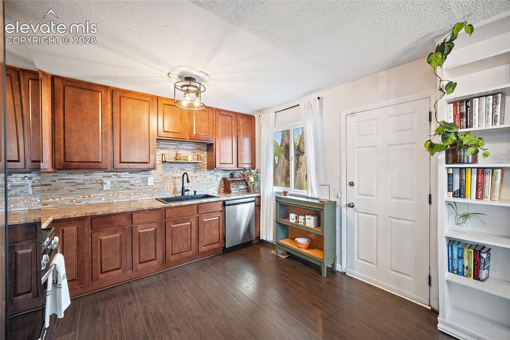 Image 4 of 23: Kitchen