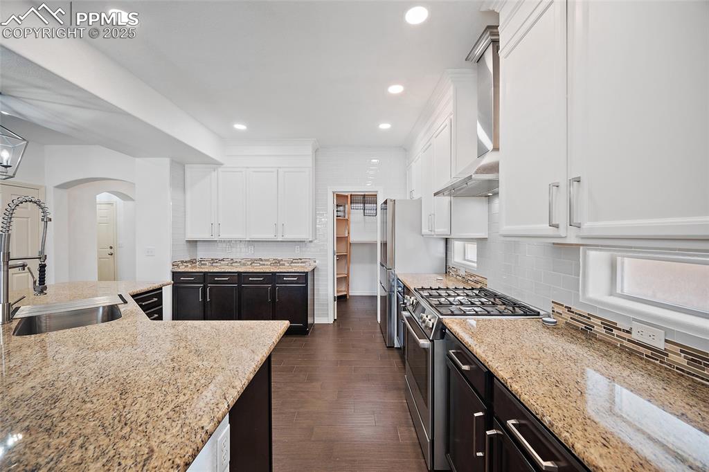 Image 12 of 50: Kitchen