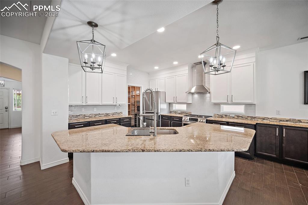 Image 14 of 50: Kitchen