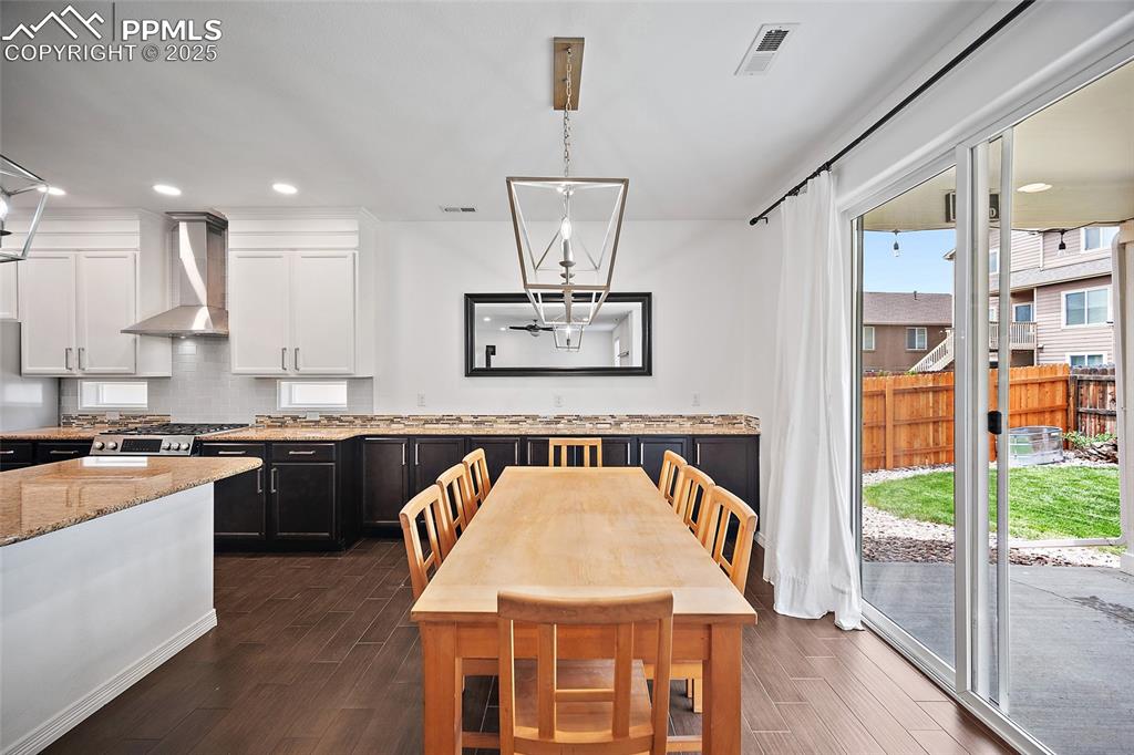 Image 17 of 50: Dining Area