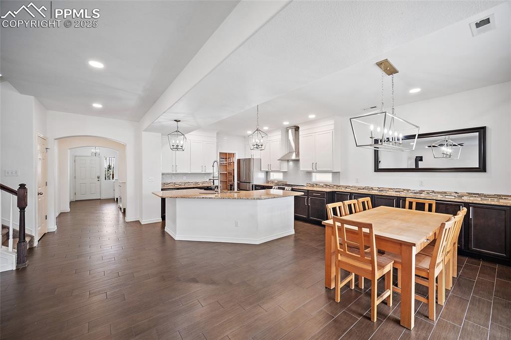 Image 18 of 50: Dining Area
