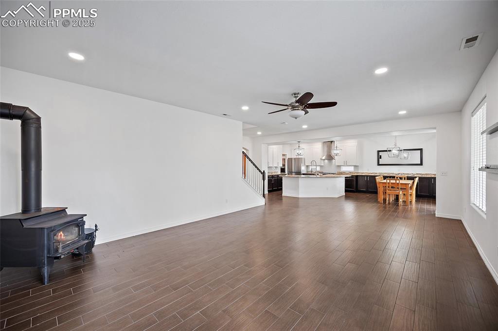 Image 19 of 50: Living Room