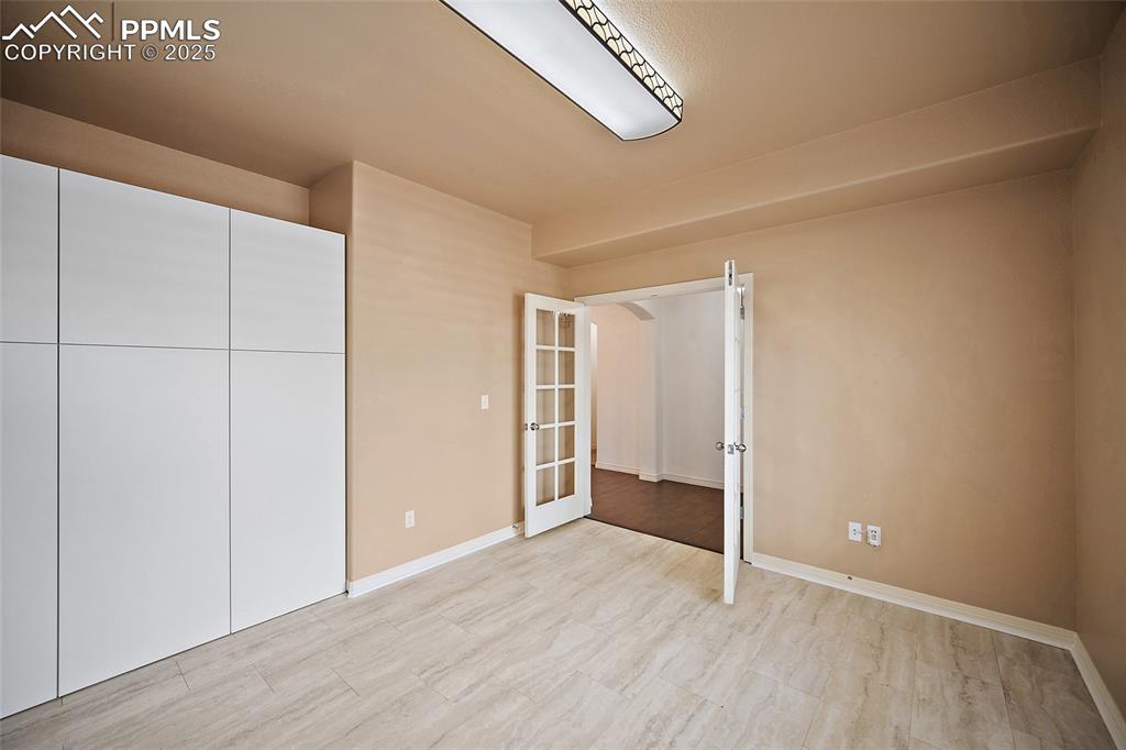 Image 8 of 50: Office