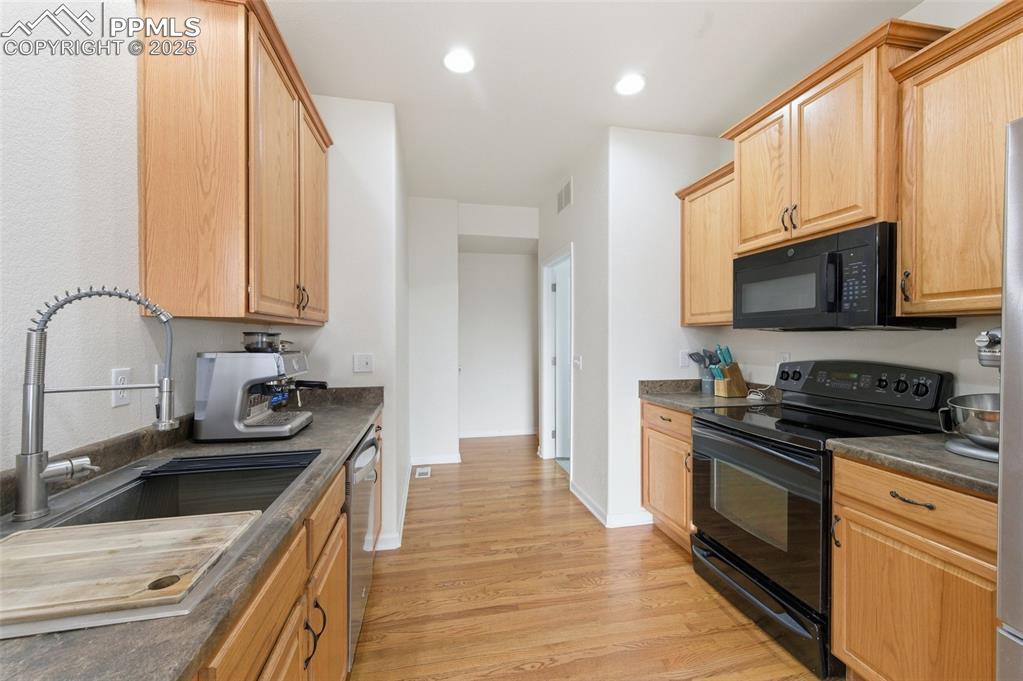 Image 7 of 29: Kitchen