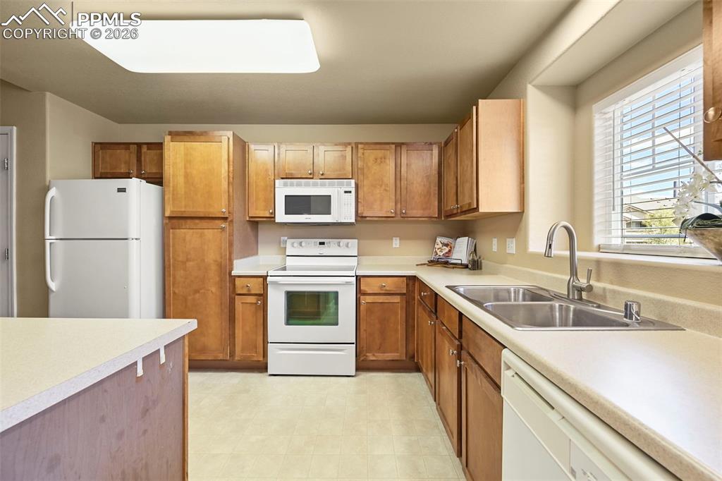 Image 14 of 34: Kitchen
