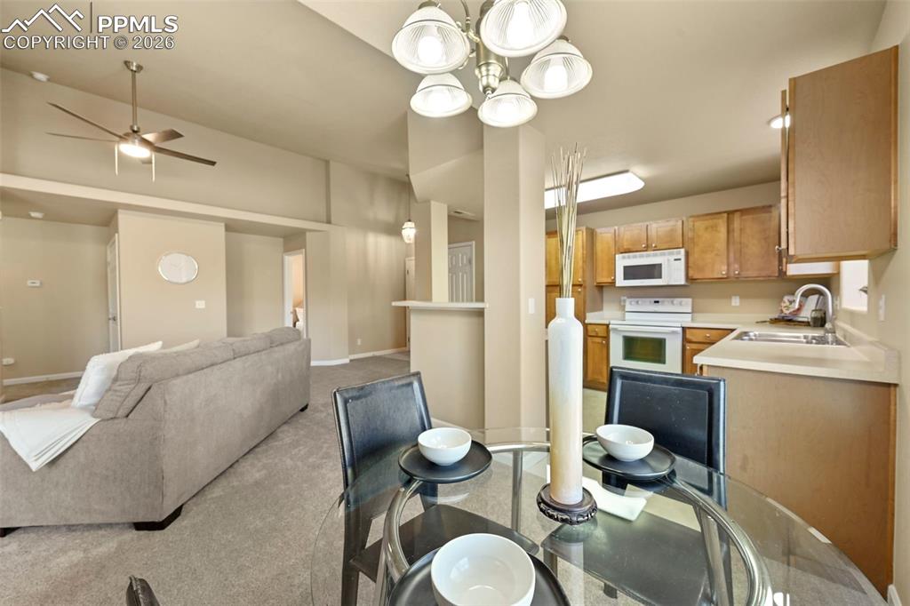 Image 16 of 34: Dining Area
