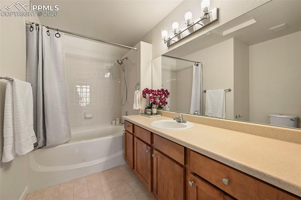 Image 20 of 34: Bathroom