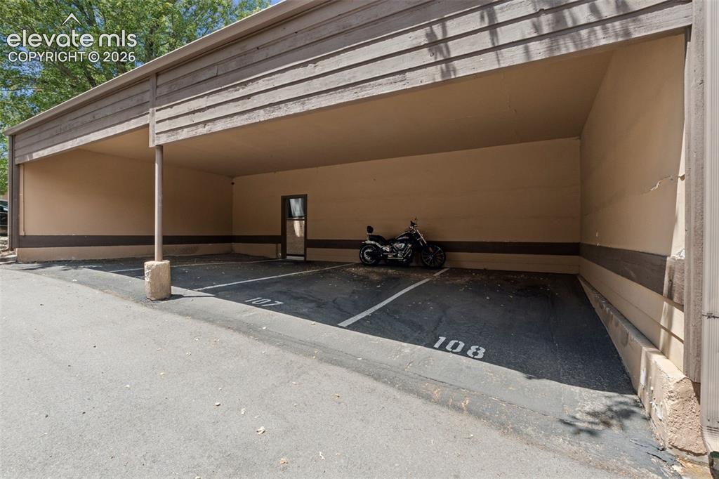 Image 4 of 34: Parking