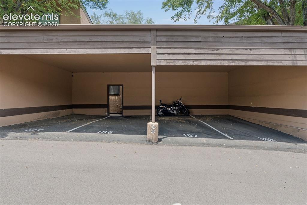 Image 5 of 34: Parking