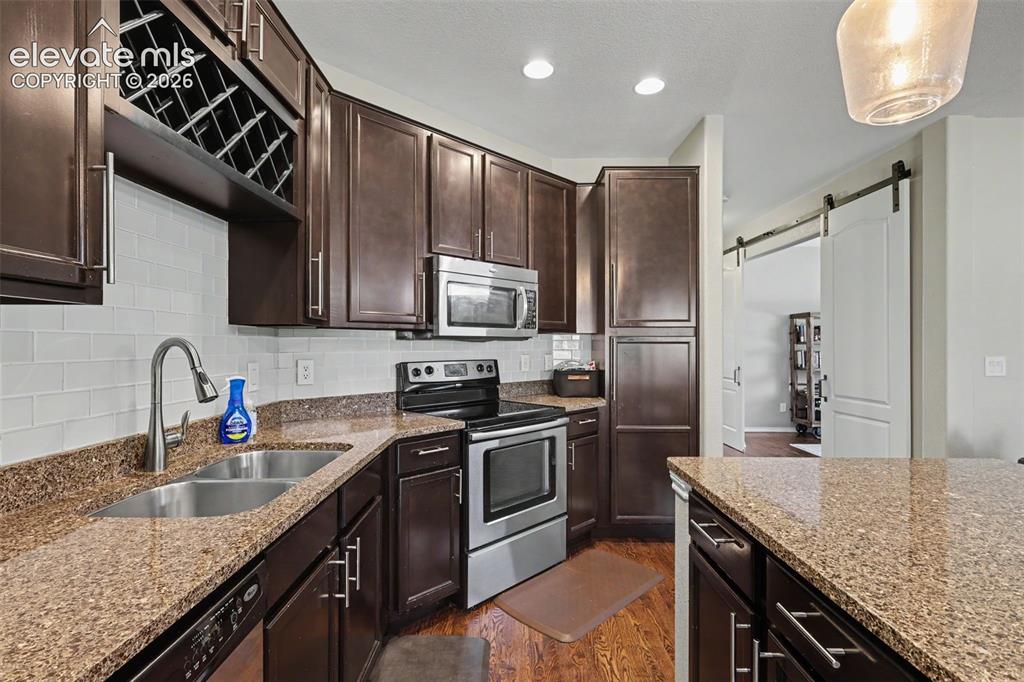 Image 19 of 45: Kitchen